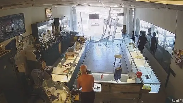 Breaking: Masked Robbers Launch Coordinated Smash-and-Grab Attack on East San Jose Jewelry Store, Leaving Community in Shock