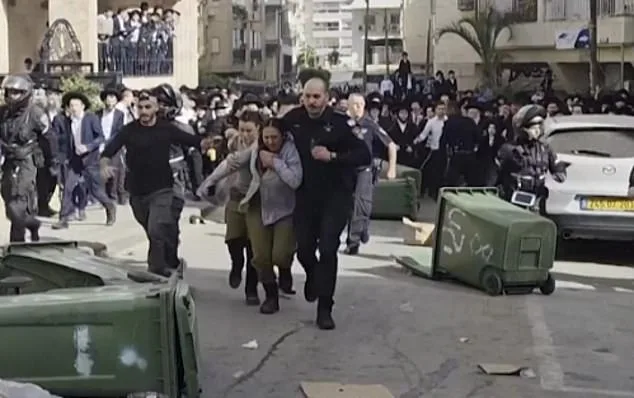 Israeli Female Soldiers Chased by Ultra-Orthodox Mob in Bnei Brak Amid Misunderstanding
