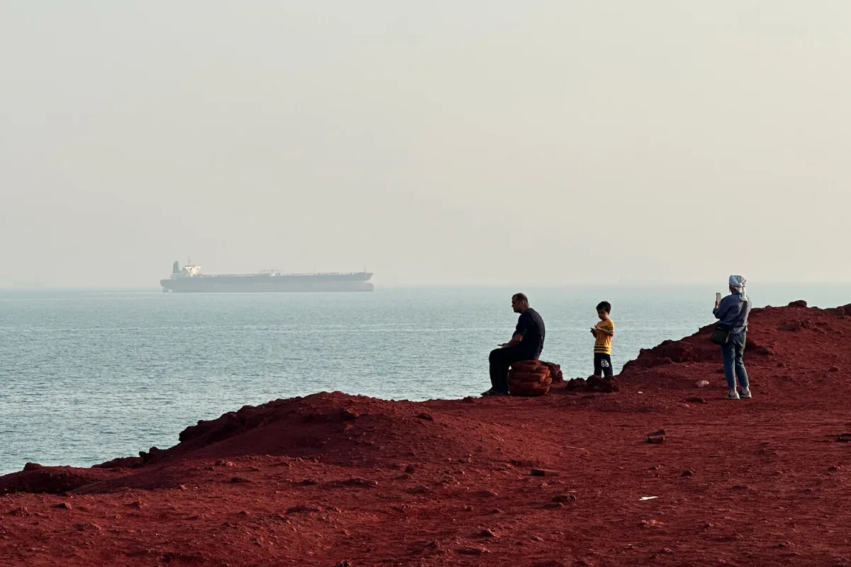 U.S. Considers Deploying Marines to Hormuz Islands to Counter Iran's Strait Blockade